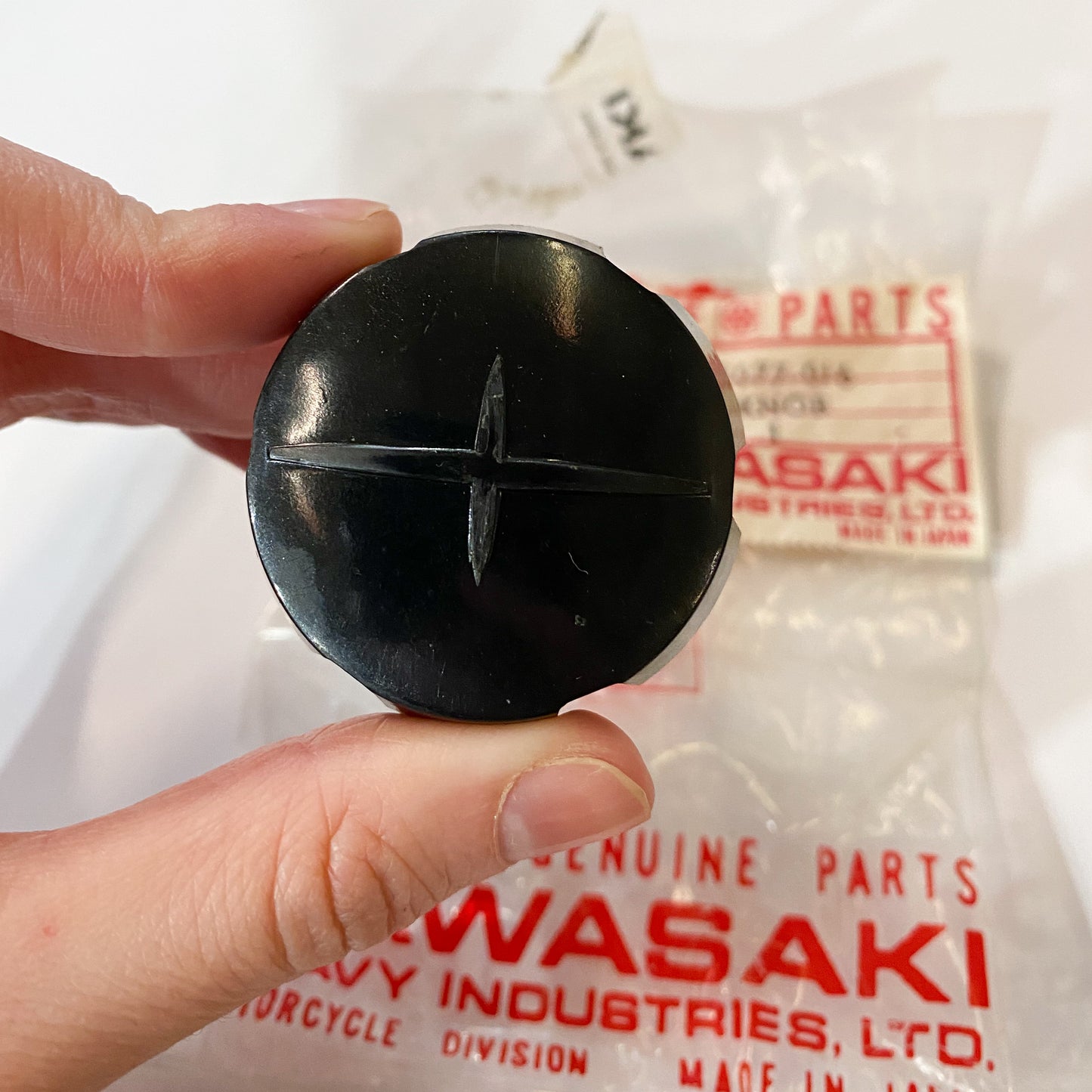 KAWASAKI KNOB L.H SIDE COVER 92077-016