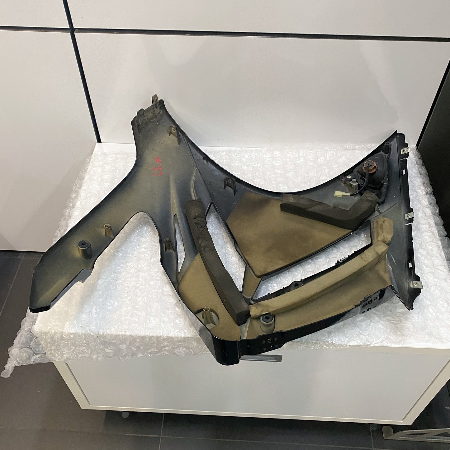 Yamaha FJR 1300 BODY, FRONT LOWER 2 (RH) 3P6-Y283K-K0-P7 USED