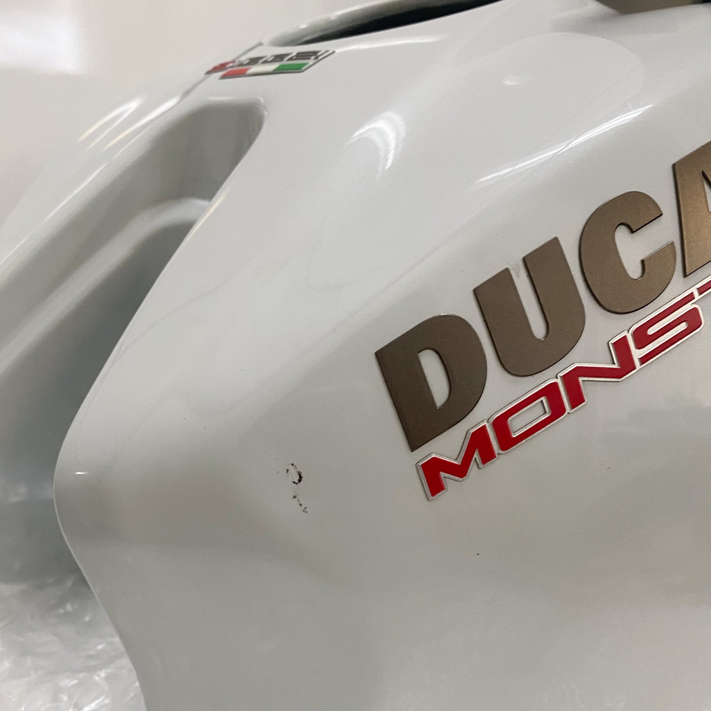Ducati Monster 1200S Gas Tank White 58612001CB USED (2)