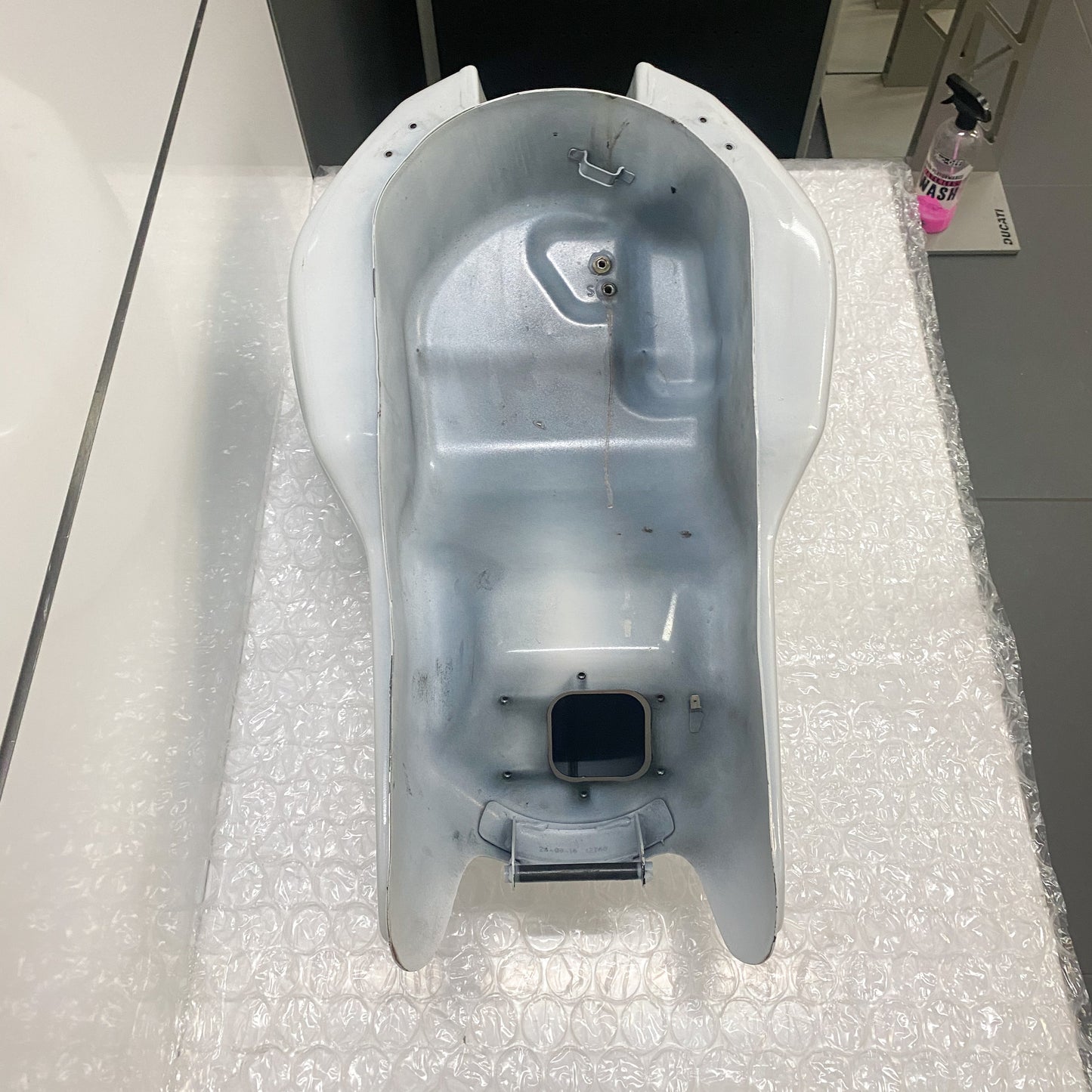 Ducati Monster 1200S Gas Tank White 58612001CB USED (2)