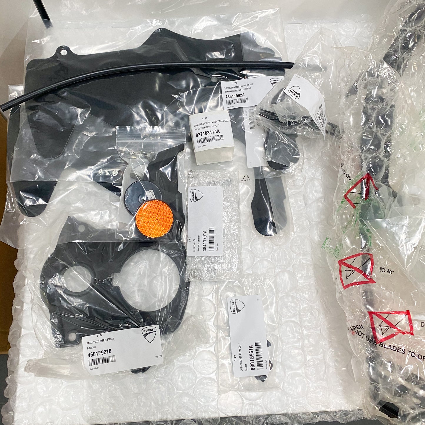 Ducati KIT RAD - DUCT + CATADIOTTRI V4 69928581A