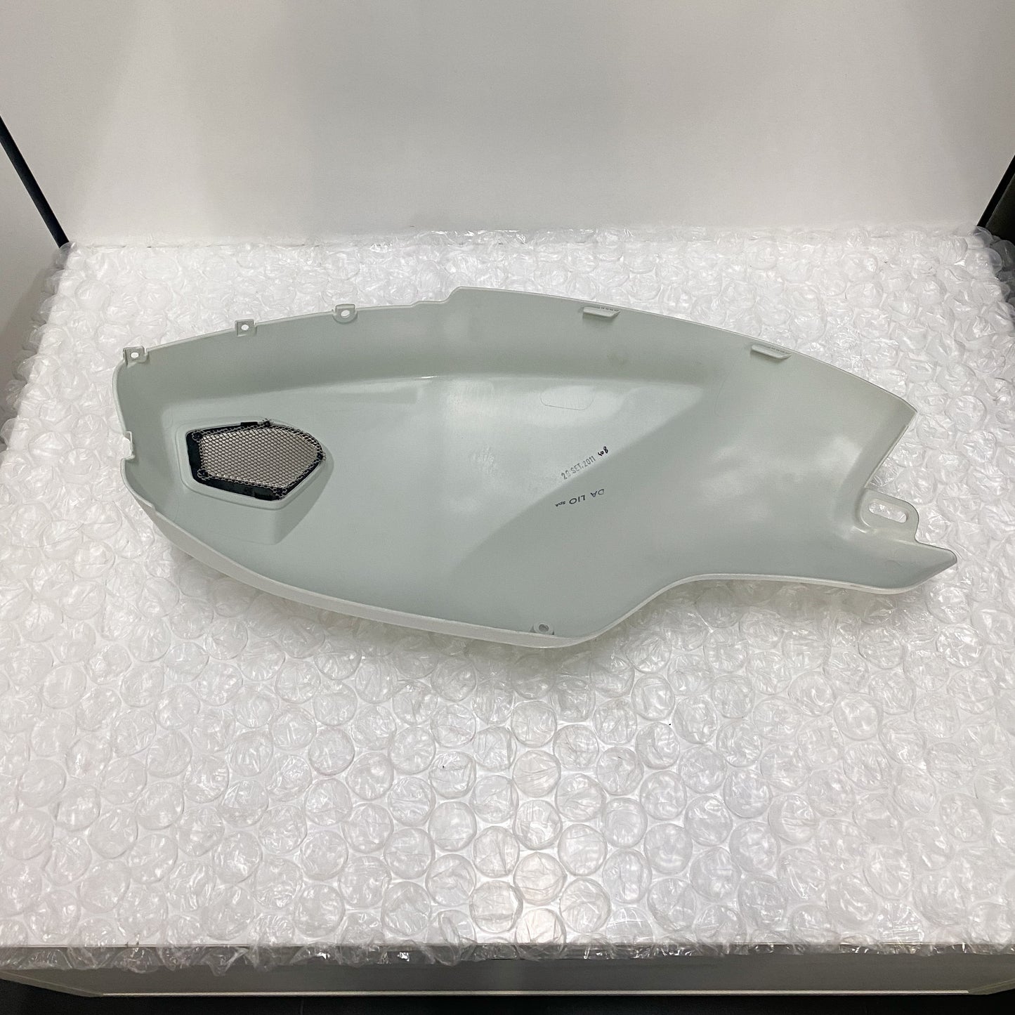 Ducati Monster 696/1100 Pearl White Right Tank Panel 48012591CW (2)