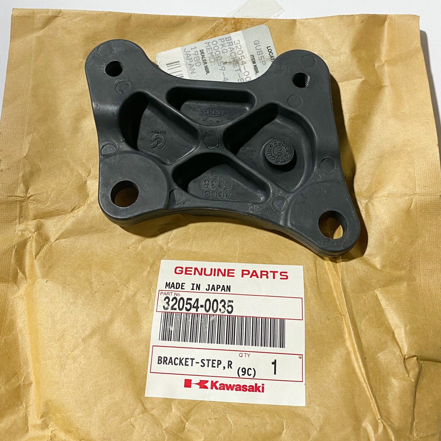 KAWASAKI STEP BRACKET 32054-0035