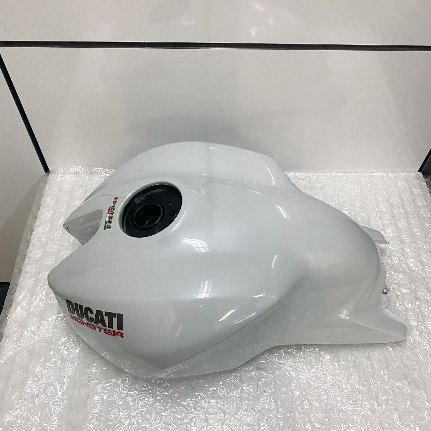 Ducati Monster 1200S Gas Tank White 58612001CB USED (2)