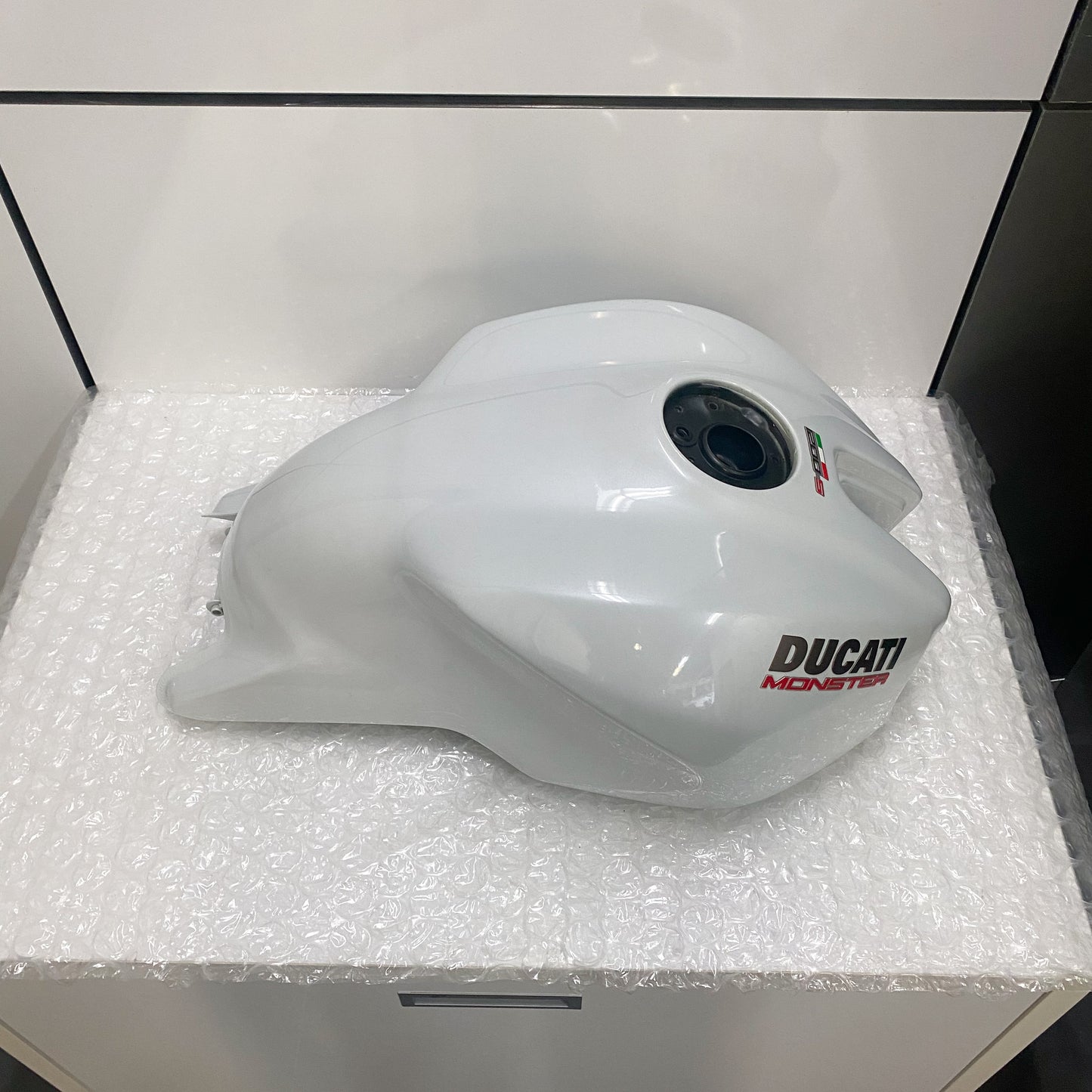 Ducati Monster 1200S Gas Tank White 58612001CB USED (2)