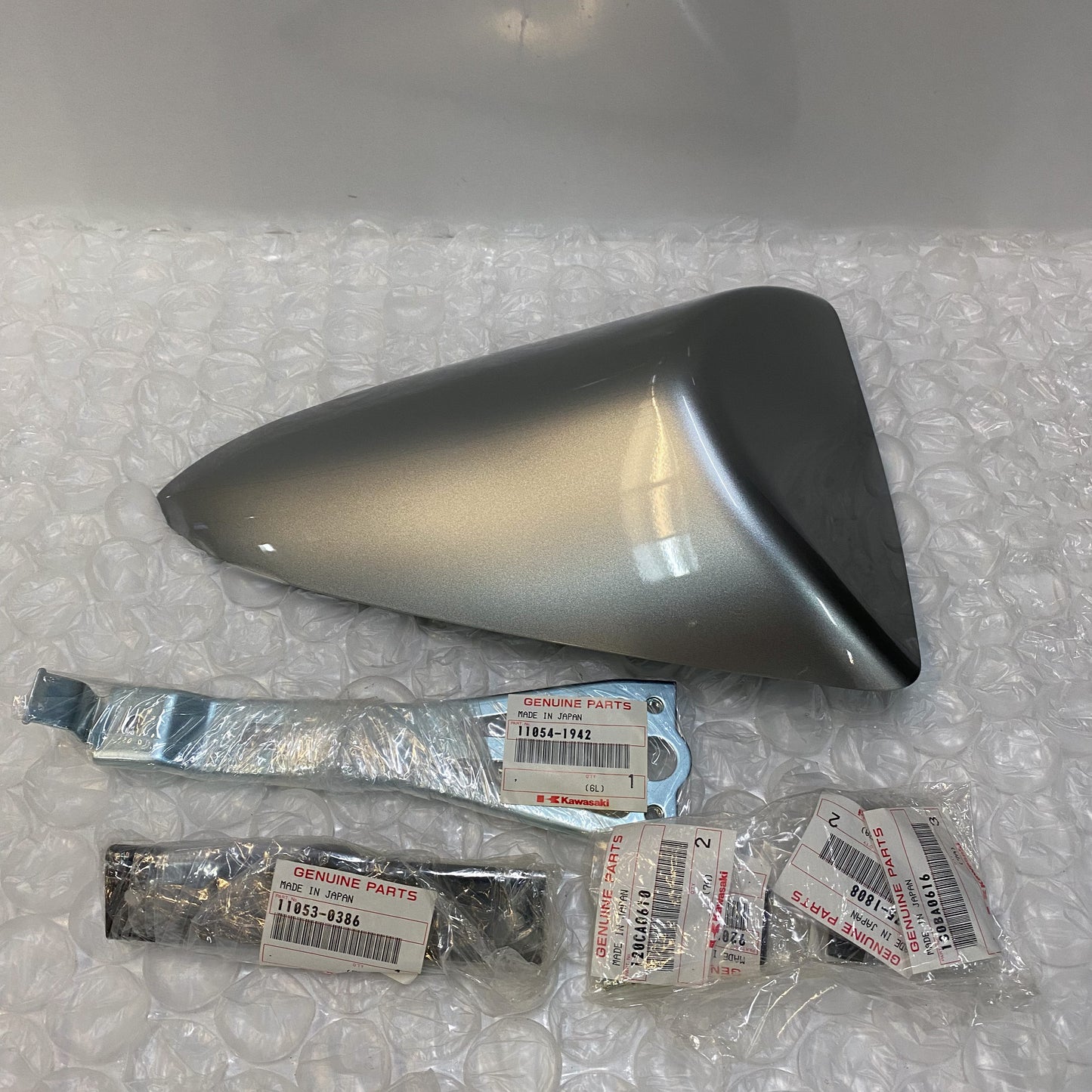 Kawasaki ZX600 '07 Seat Cover Kit, Silver 99996-1354-17M