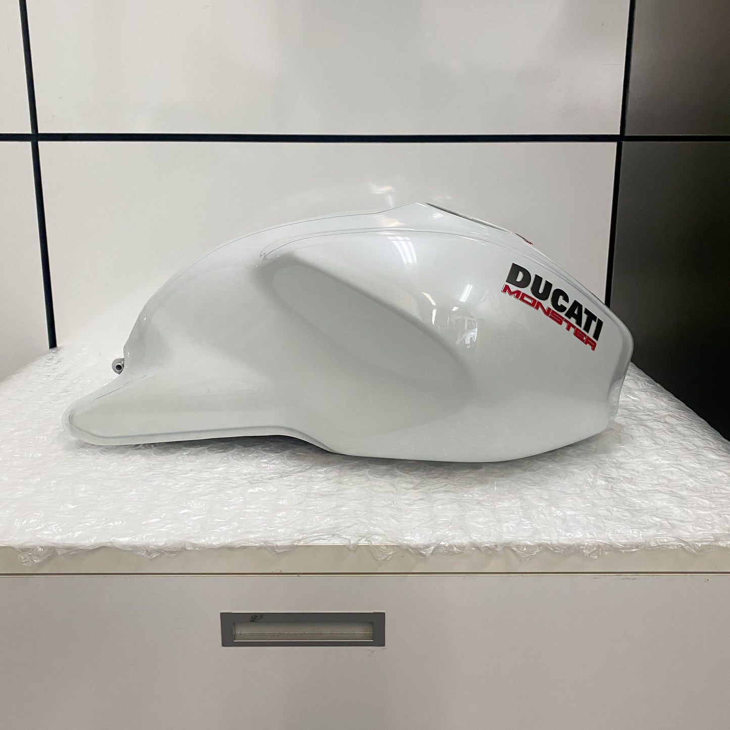 Ducati Monster 1200S Gas Tank White 58612001CB USED (2)