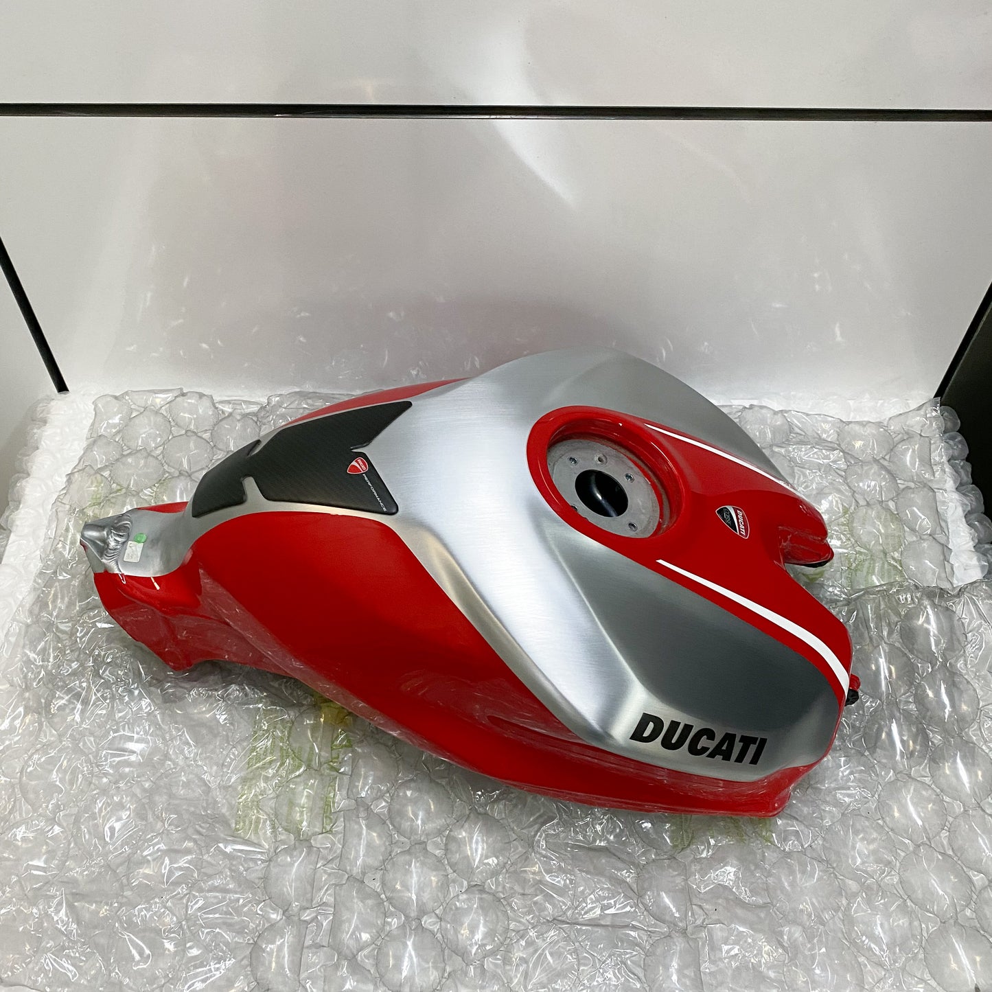 Ducati Panigale 1199 R Gas Tank 58612091AA Take-Off