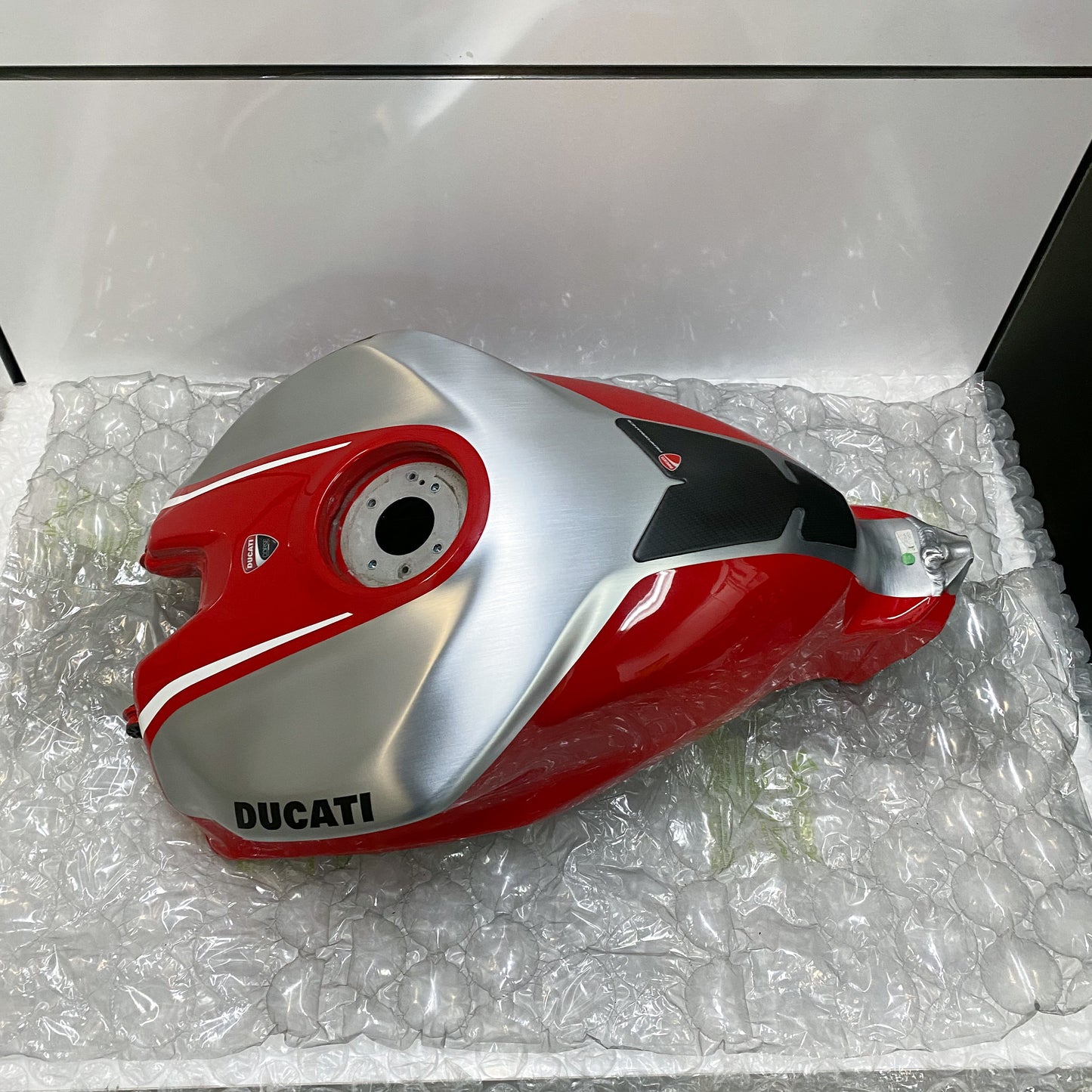 Ducati Panigale 1199 R Gas Tank 58612091AA Take-Off