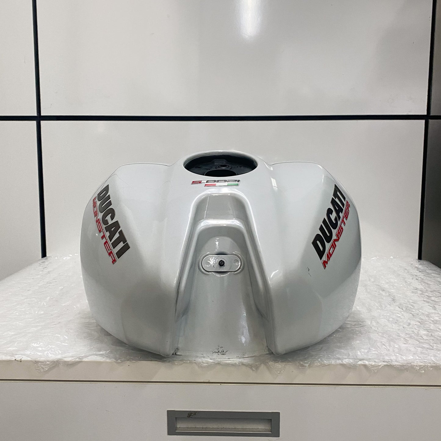 Ducati Monster 1200S Gas Tank White 58612001CB USED (2)