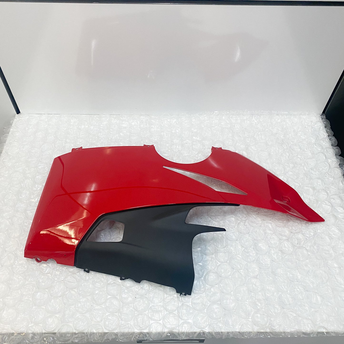 Ducati V4/S Left Lower Fairing 48019275BA Take -OFF (2)