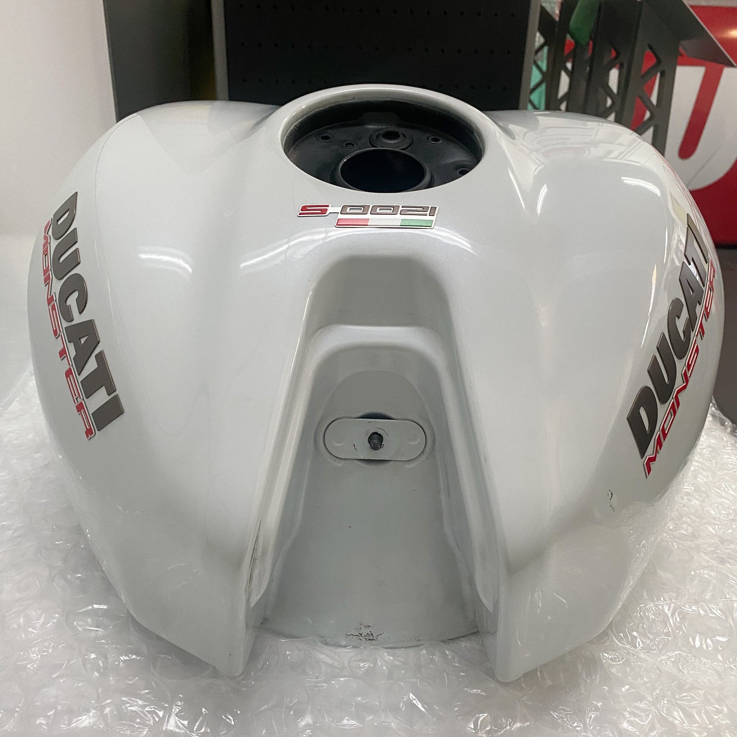 Ducati Monster 1200S Gas Tank White 58612001CB USED (2)